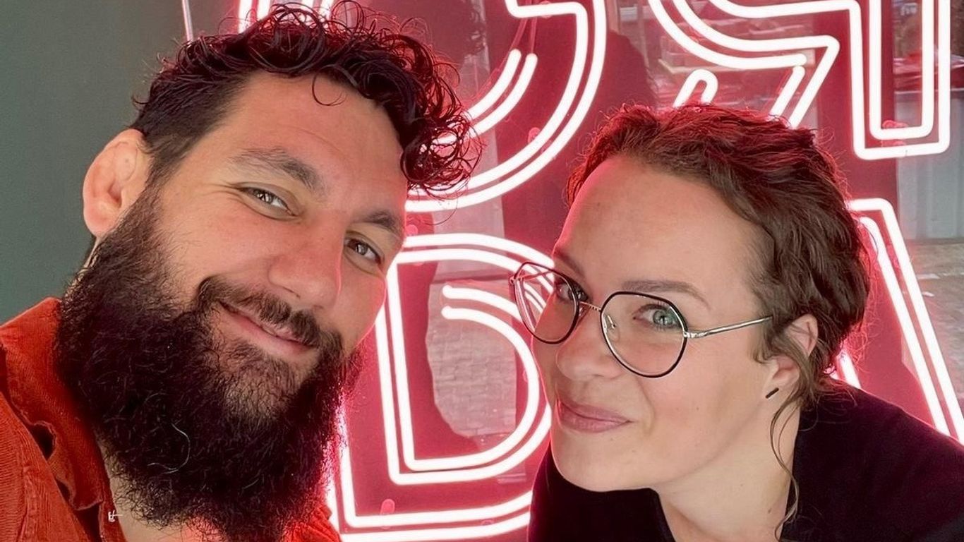 Tom en Anne bij de ingang van Roorda - verkiezingsposter winnaars